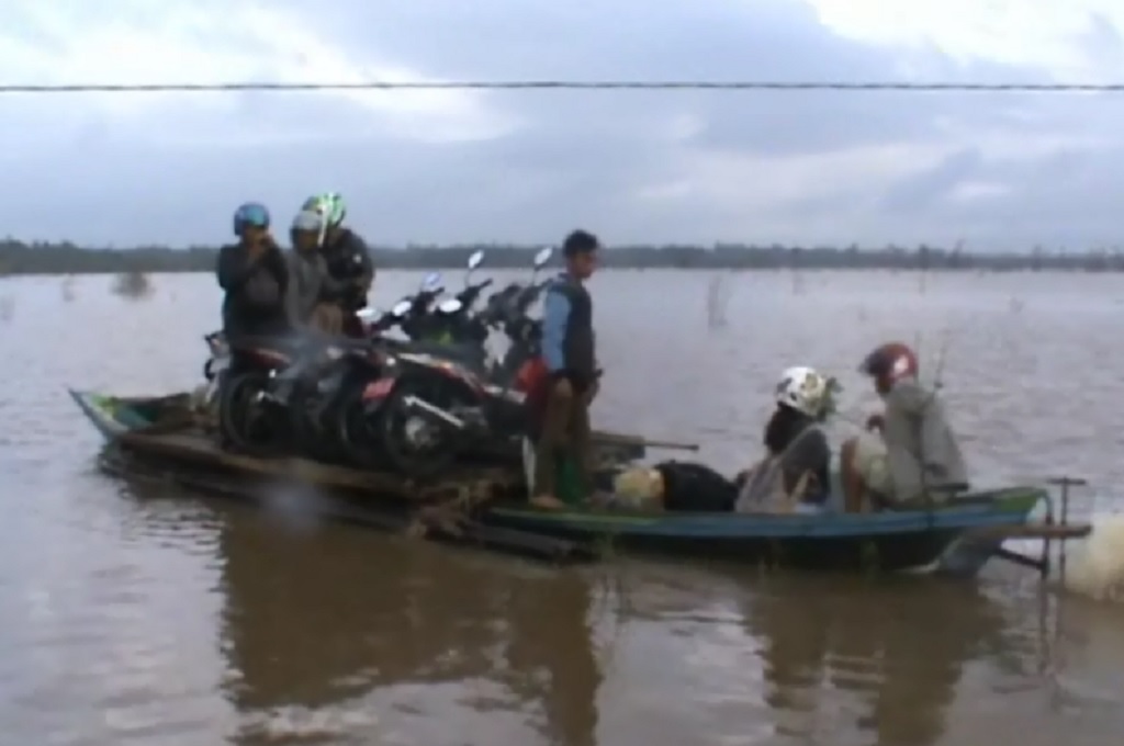 Sungai Kahayan Meluap, Jalan TransKalimantan Putus